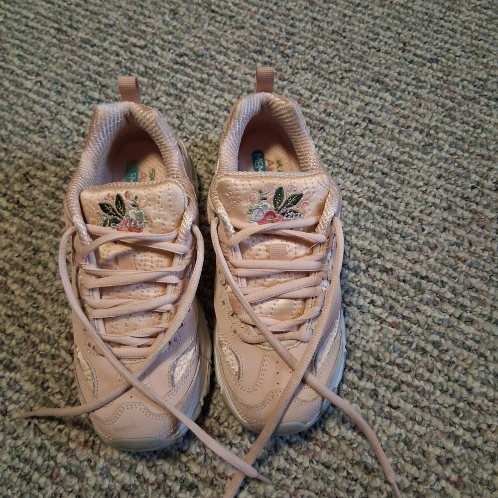 Skecher's woman's size 6 light pink with flowers